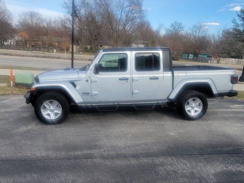 Used 2023 Jeep Gladiator Sport image 4