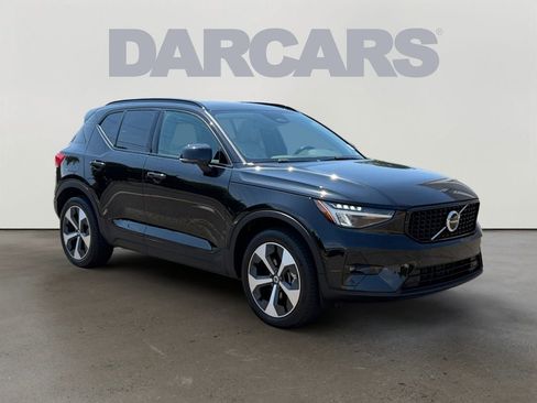 Certified 2025 Volvo XC40 B5 Plus AWD/4WD image 1