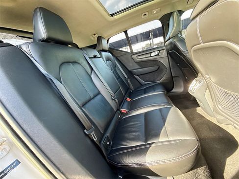 Used 2023 Volvo XC40 B5 Plus image 32