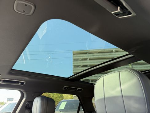 Used 2025 Land Rover Range Rover Sport SE image 18