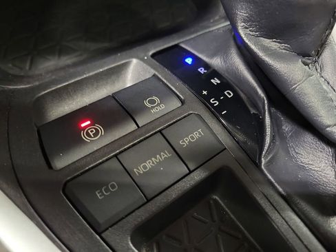 Used 2019 Toyota RAV4 XLE Premium image 16