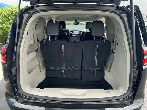 Used 2023 Chrysler Pacifica Touring-L FWD image 18