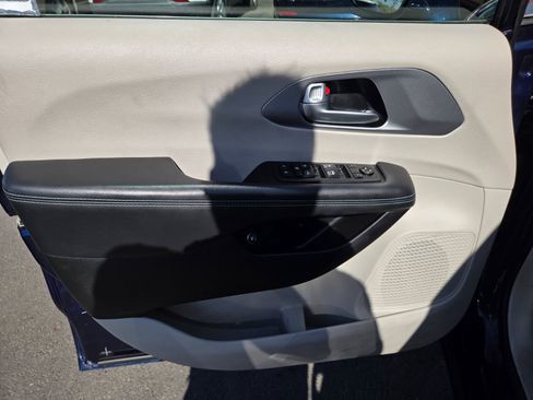 Used 2018 Chrysler Pacifica Touring Plus FWD image 6