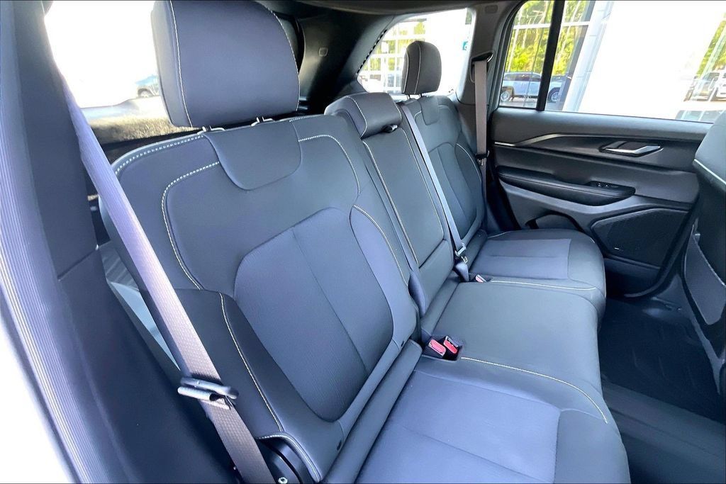 Used 2025 Jeep Grand Cherokee Laredo X RWD image 26