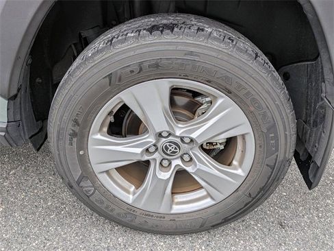 Used 2022 Toyota RAV4 XLE image 9