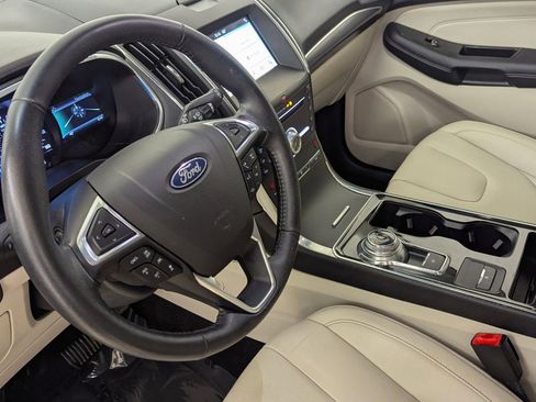 Certified 2019 Ford Edge Titanium image 4