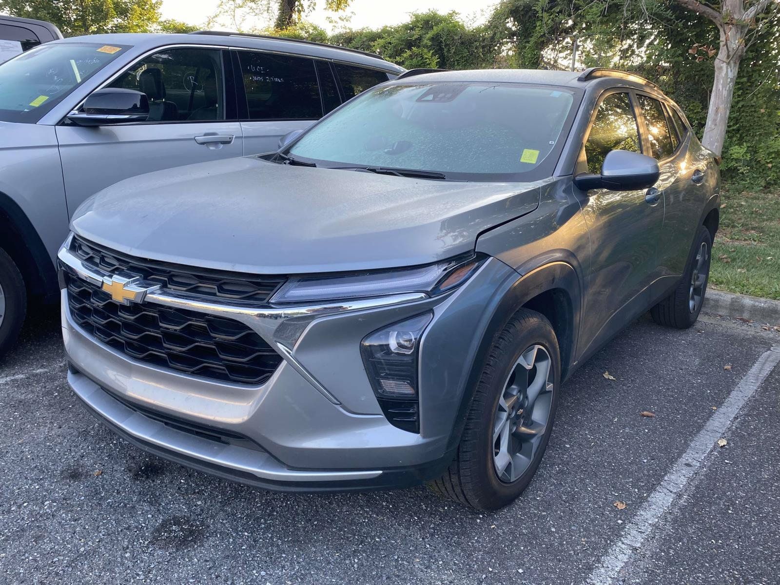 Used 2025 Chevrolet Trax LT FWD image 3