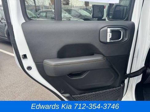 Used 2021 Jeep Gladiator Overland image 11