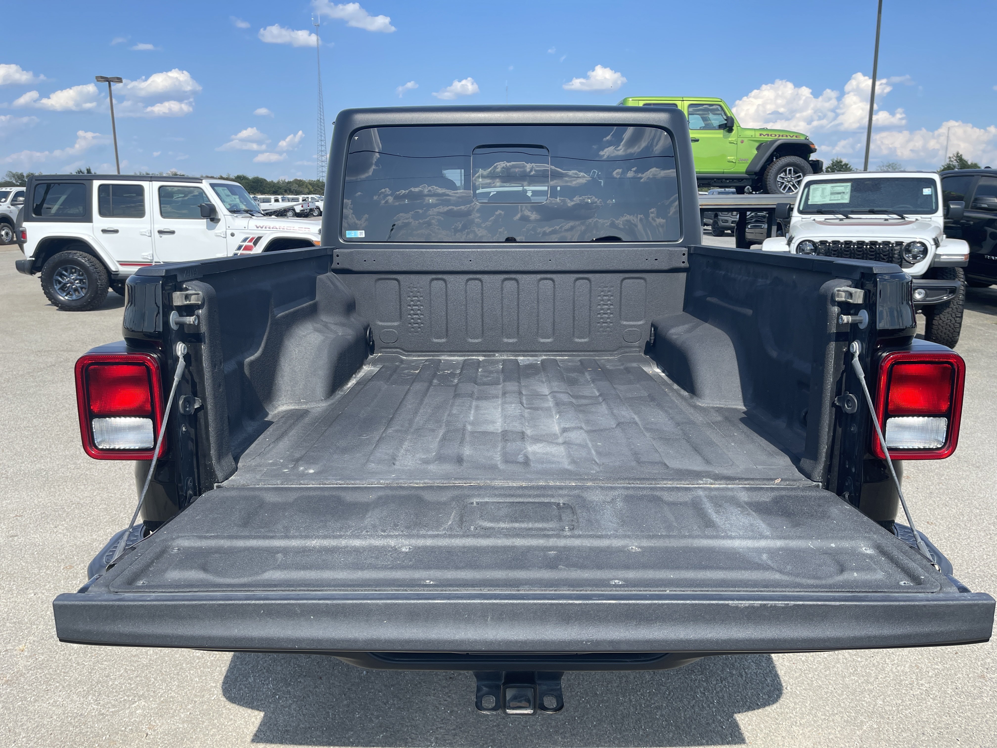Used 2023 Jeep Gladiator Sport AWD/4WD image 13