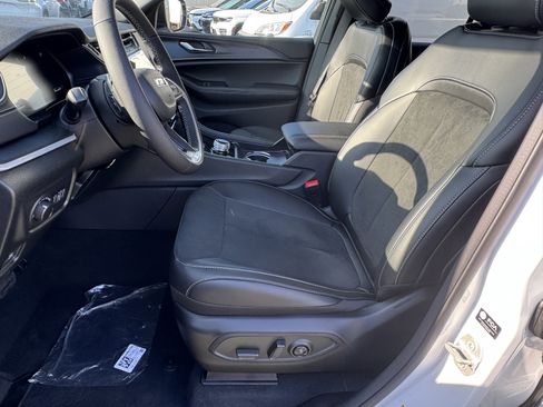 New 2025 Jeep Grand Cherokee Altitude image 20