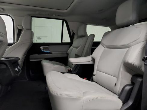 Used 2025 Ford Expedition Platinum w/ Driver's Package AWD/4WD image 22