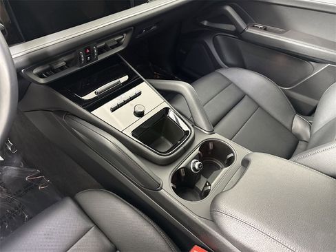 Certified 2025 Porsche Cayenne image 31