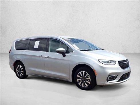 Used 2023 Chrysler Pacifica Touring-L FWD image 6