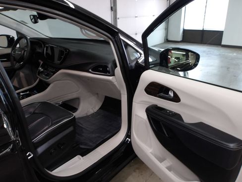 Used 2024 Chrysler Pacifica Limited FWD image 15