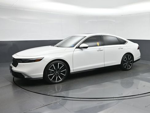 Used 2023 Honda Accord Touring image 3