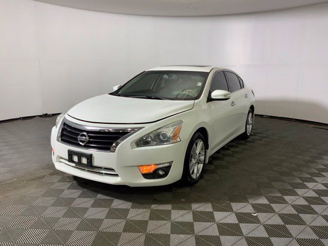 Used 2015 Nissan Altima 2.5 SV w/ Convenience Package FWD image 3
