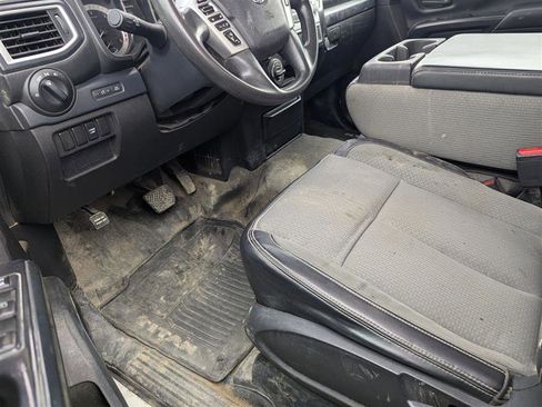 Used 2017 Nissan Titan S image 3