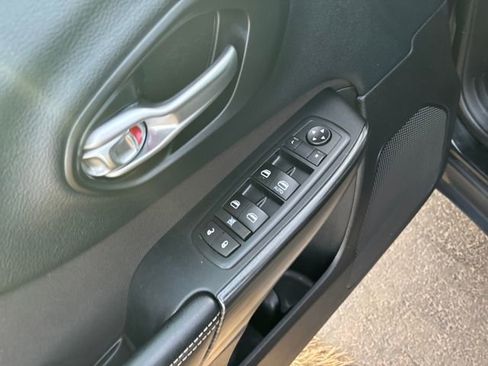 Used 2016 Jeep Cherokee Latitude w/ Comfort & Convenience Group image 11