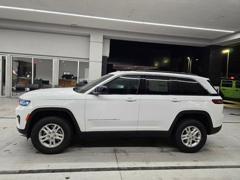 New 2025 Jeep Grand Cherokee Laredo w/ Luxury Tech Group I RWD image 3
