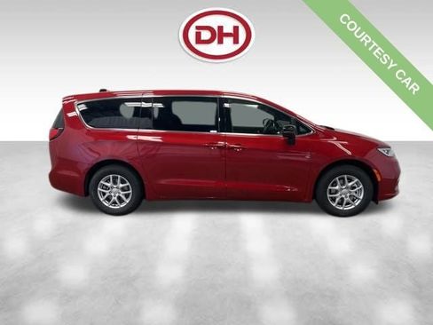 New 2025 Chrysler Pacifica Select image 2