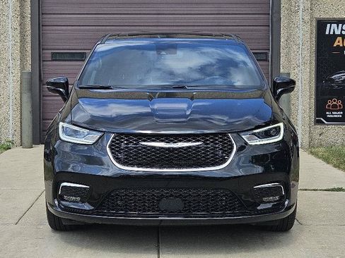 Used 2026 Chrysler Pacifica Limited FWD image 2