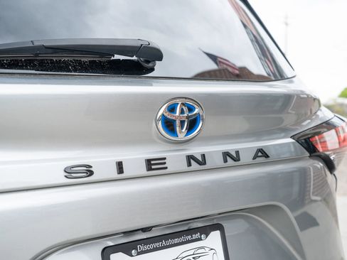 Used 2023 Toyota Sienna XSE FWD image 6