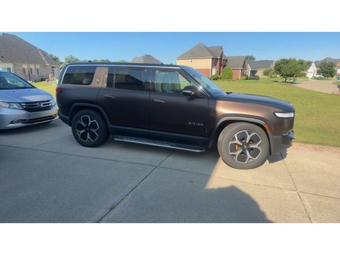 Used 2023 Rivian R1S Adventure AWD/4WD image 5