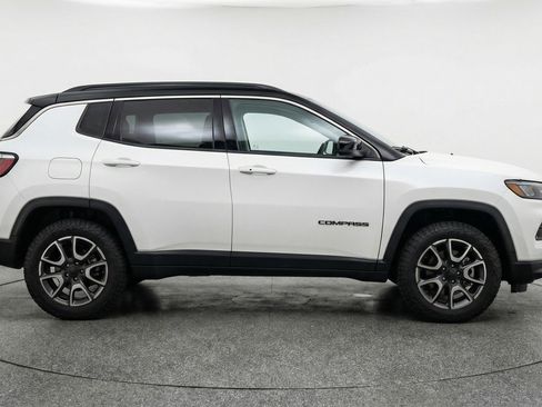 Used 2025 Jeep Compass Trailhawk w/ Trailer Tow Group AWD/4WD image 11