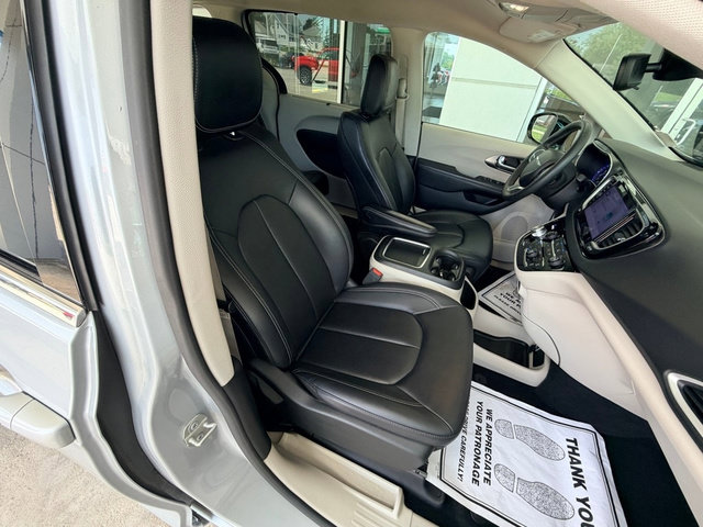 Used 2024 Chrysler Pacifica Touring-L FWD image 23