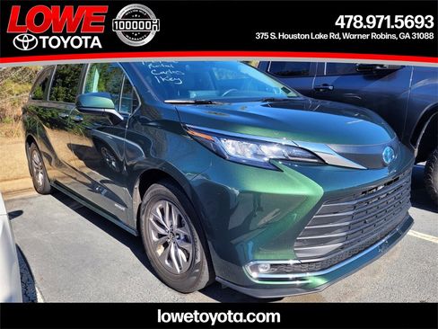 Used 2021 Toyota Sienna XLE image 1