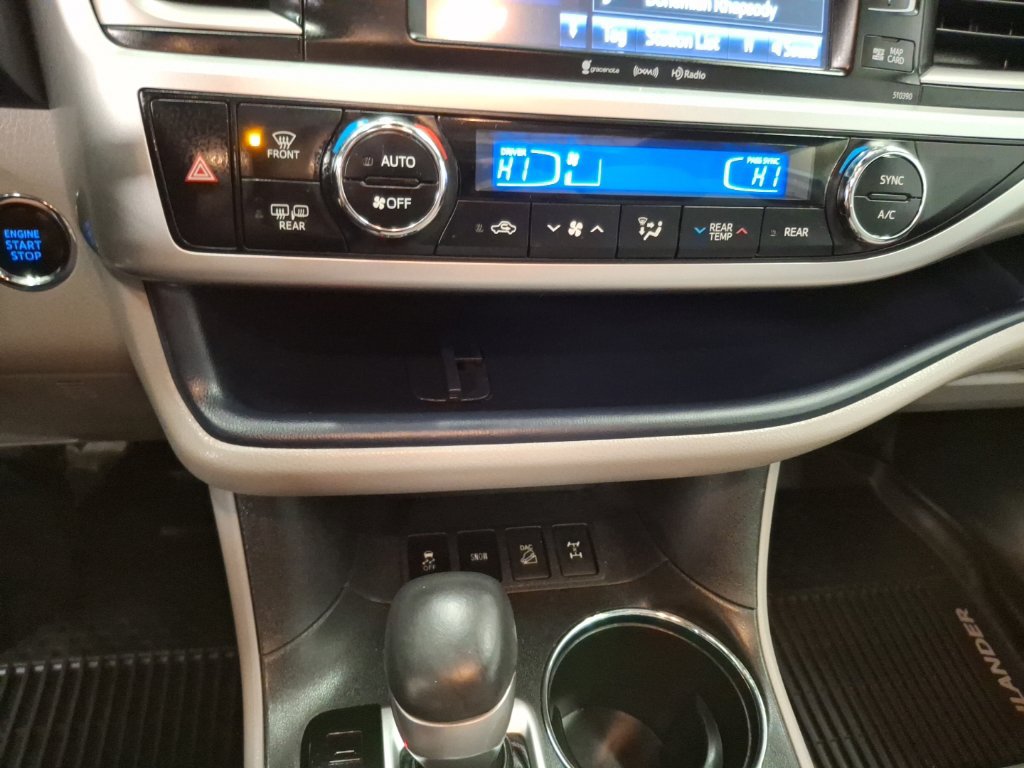 Used 2019 Toyota Highlander XLE AWD/4WD image 25