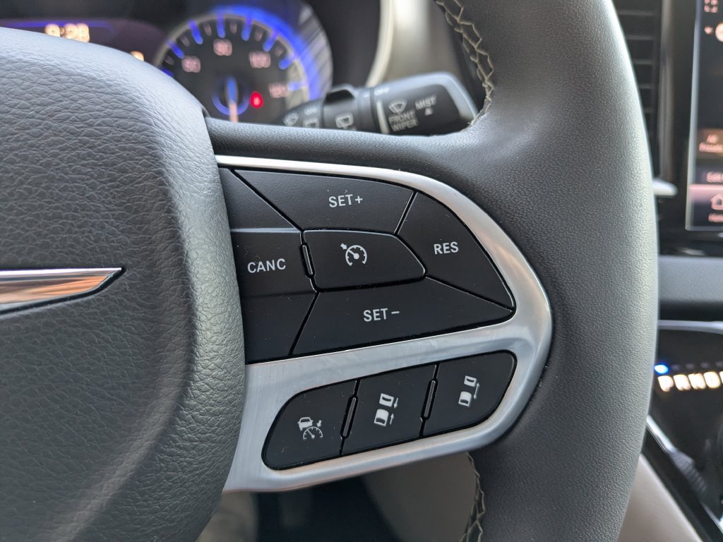 Used 2024 Chrysler Pacifica Touring-L FWD image 19