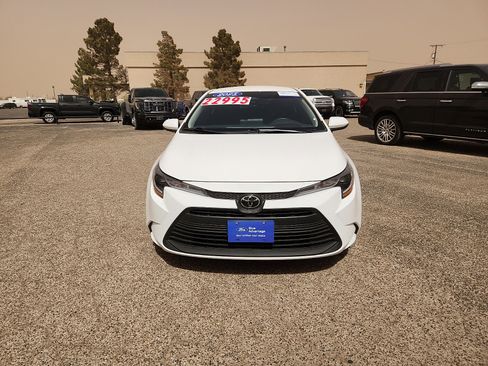 Used 2025 Toyota Corolla LE image 2