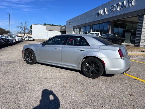 Used 2022 Chrysler 300 Touring L w/ Comfort Group image 3