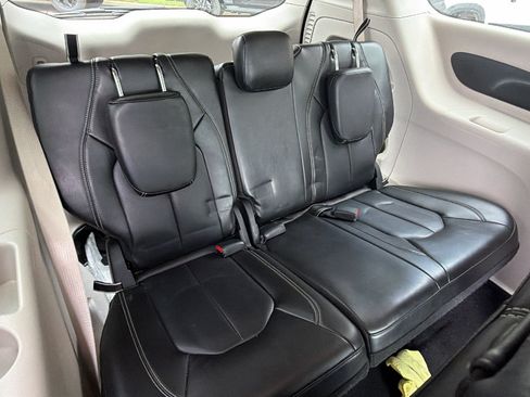 Used 2024 Chrysler Pacifica Touring-L FWD image 21