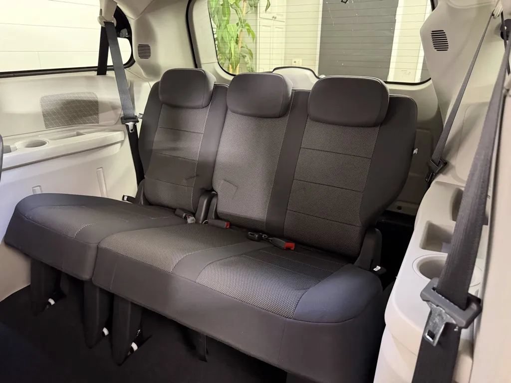 Used 2009 Dodge Grand Caravan SXT w/ Entertainment Group 2 FWD image 24