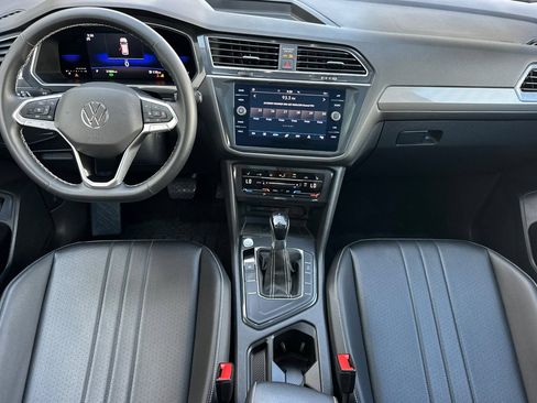 Used 2022 Volkswagen Tiguan SE w/ Panoramic Sunroof Package FWD image 13