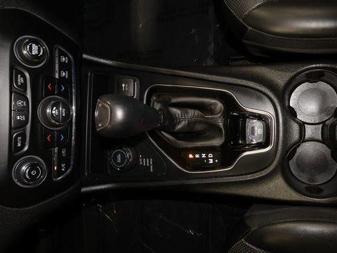 Used 2019 Jeep Cherokee Limited w/ Technology Group AWD/4WD image 9