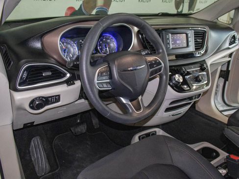 Used 2017 Chrysler Pacifica Touring image 5