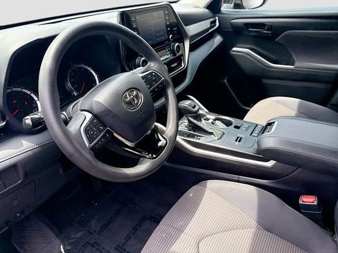 Used 2021 Toyota Highlander L FWD image 9