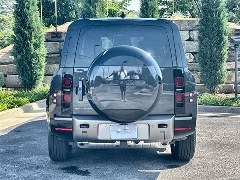 Used 2025 Land Rover Defender 130 X-Dynamic SE image 4