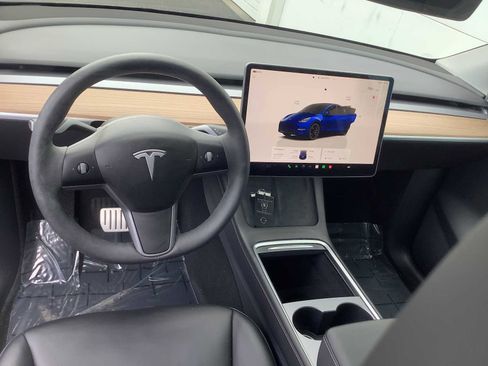 Used 2024 Tesla Model Y Performance image 10