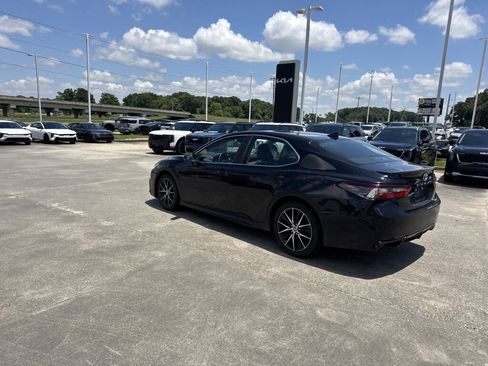 Used 2022 Toyota Camry SE FWD image 25