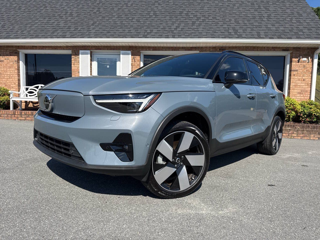 Used 2023 Volvo XC40 Recharge Ultimate w/ Protection Package Premier AWD/4WD image 2