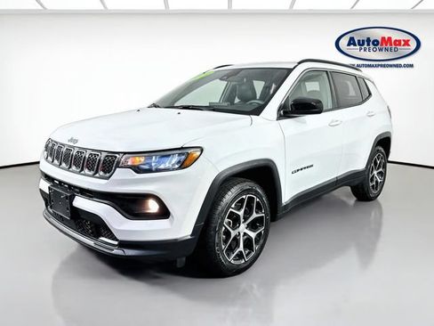 Used 2024 Jeep Compass Latitude AWD/4WD image 4
