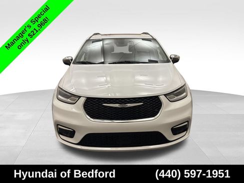 Used 2023 Chrysler Pacifica Limited FWD image 2