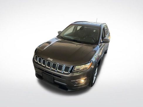 Used 2018 Jeep Compass Latitude w/ Cold Weather Group AWD/4WD image 39