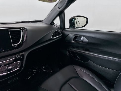 Used 2025 Chrysler Pacifica Select image 30