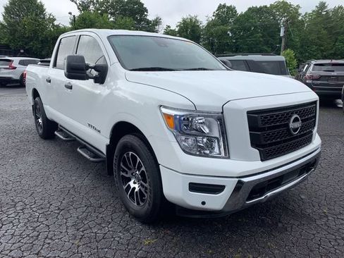 Used 2024 Nissan Titan SV w/ SV Convenience Package AWD/4WD image 2