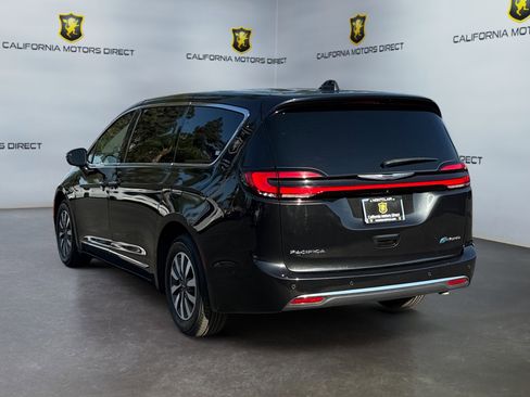 Used 2022 Chrysler Pacifica Limited w/ Uconnect Theater Family Group FWD image 3